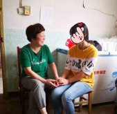 华星烟机设备制造有限公司魏小琴看望元同学并送去2000元爱心款